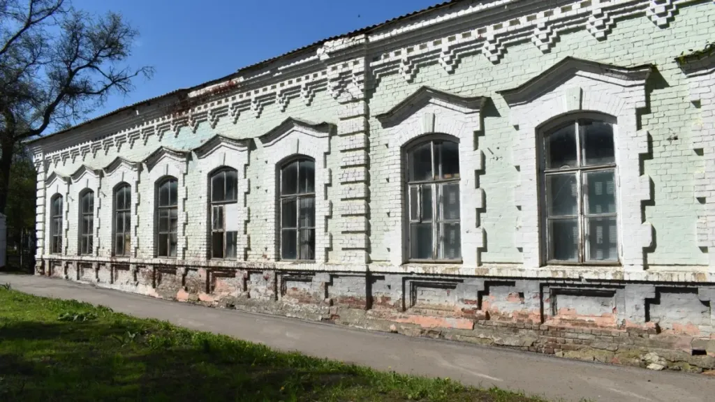 В Алатыре старинную школу с голландскими печами продадут за рубль