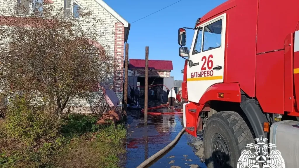 В Батыревском районе огонь от бани едва не перекинулся на соседний участок